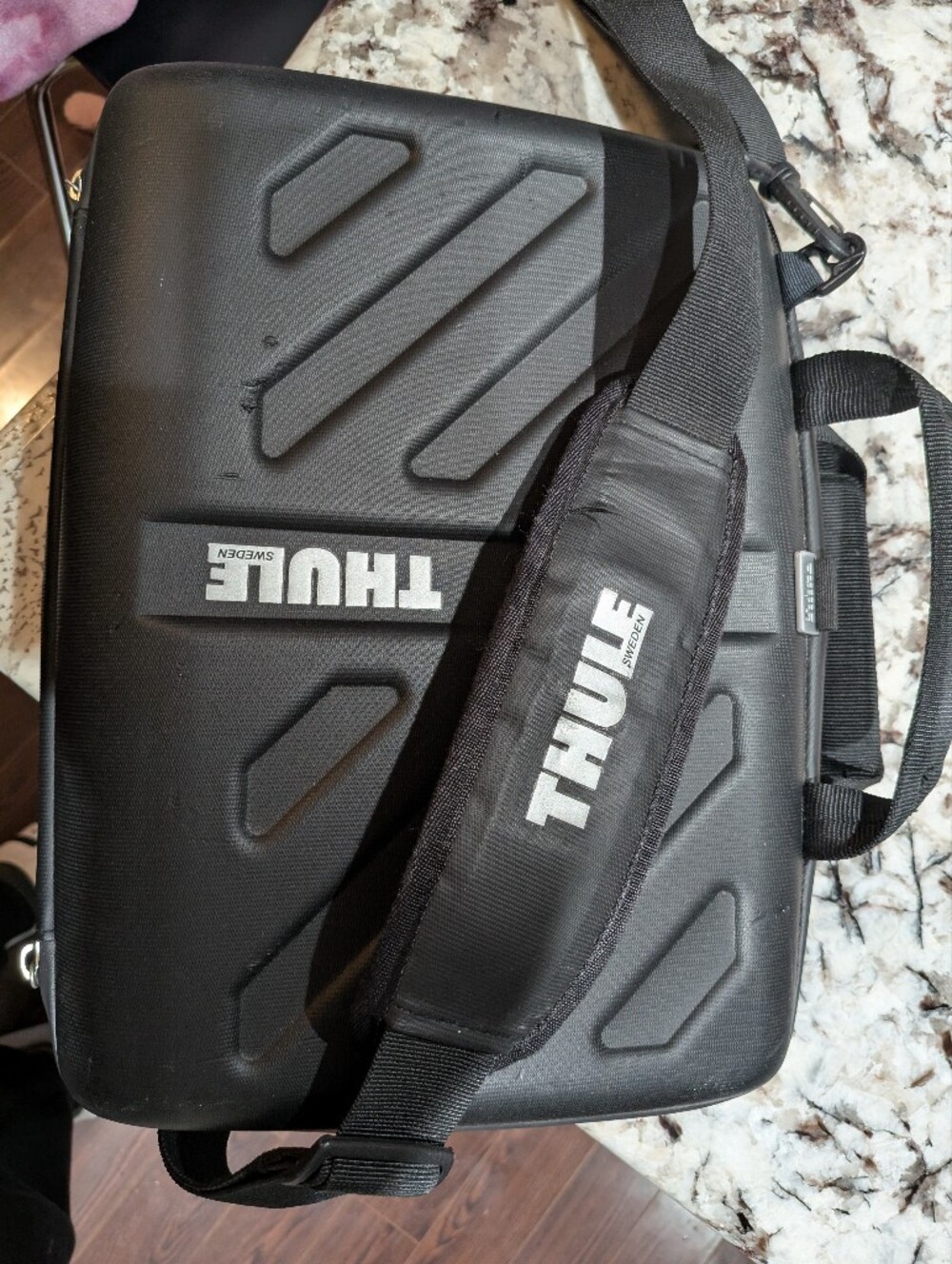 Thule Gauntlet. Black Hard-Shell Laptop Messenger with Padded Strap